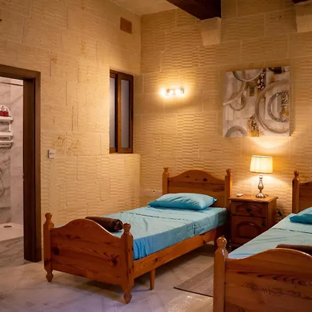 4 Bedroom With Private Pool Għarb