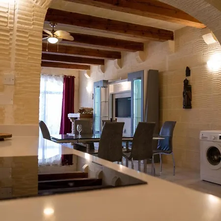 4 Bedroom With Private Pool Casa de Férias Għarb