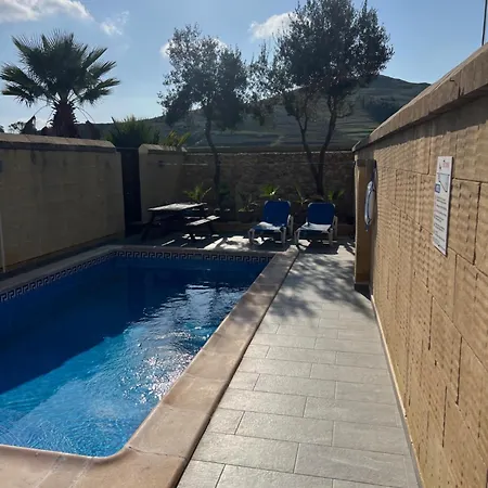 4 Bedroom With Private Pool Għarb