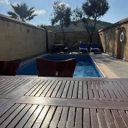 Casa de Férias 4 Bedroom With Private Pool Għarb