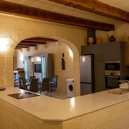 Vakantiehuis 4 Bedroom With Private Pool Għarb