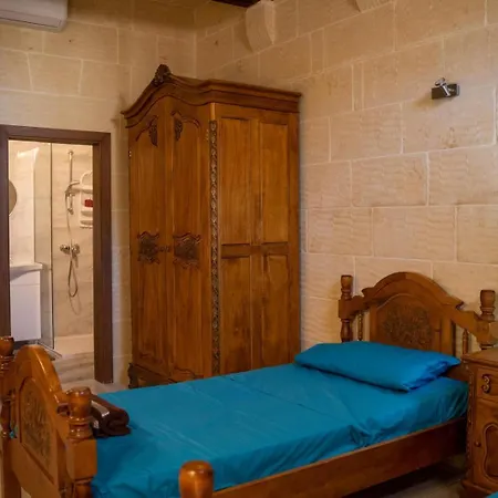 4 Bedroom With Private Pool * Għarb