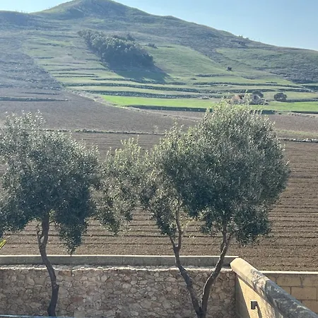 Σπίτι διακοπών 4 Bedroom With Private Pool Għarb