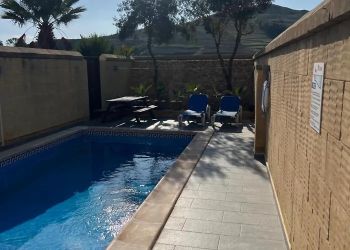 4 Bedroom With Private Pool 가르브